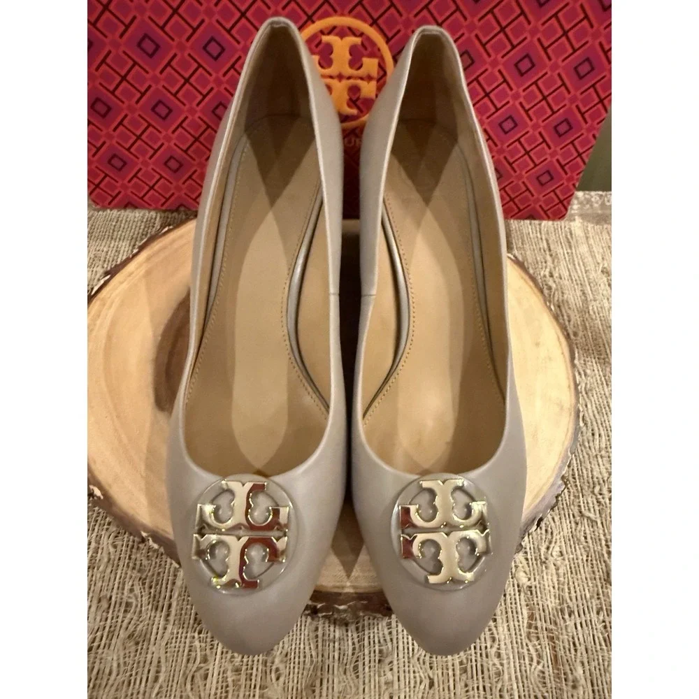 Tory Burch Women's Claire 85mm Wedge Pumps in French Grey Sz-9M Gold Logo 295$